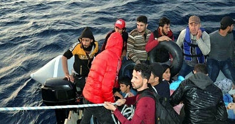 İzmir’de Dikili açıklarında lastik botta 47 kaçak göçmen yakalandı
