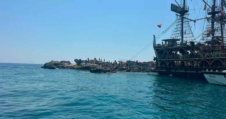 Ölüdeniz’de korku dolu anlar: Su alan gezi teknesindeki 100 yolcu kurtarıldı