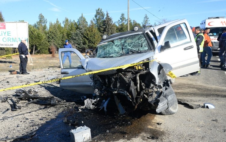 Uşak- İzmir yolunda otomobil ciple çarpıştı: 4 ölü