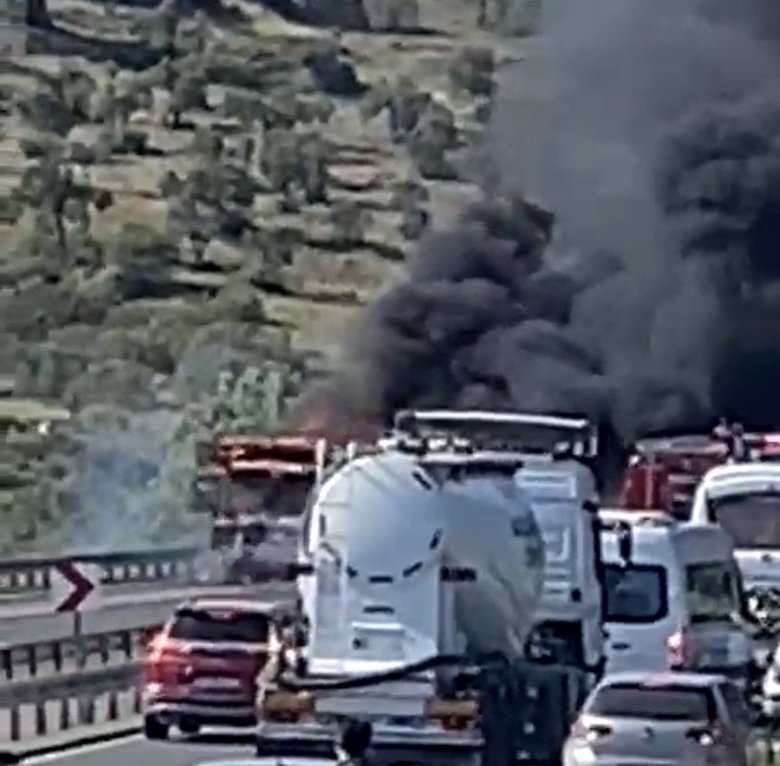 İzmir’de belediye otobüsü alev alev yandı: Yolcular ucuz kurtuldu