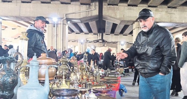 Antika eşya arayan soluğu Bornova Bit Pazarı’nda alıyor