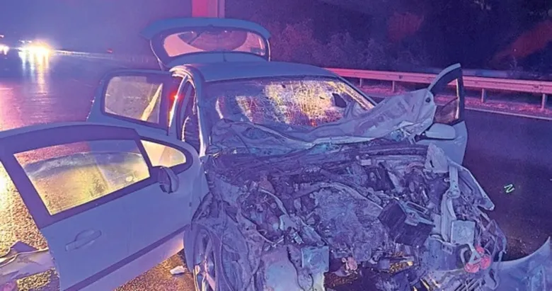 Otomobil kamyona ok gibi saplandı: 1 ölü