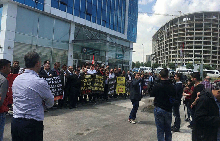 İzmirli pazarcılardan CHP önünde eylem
