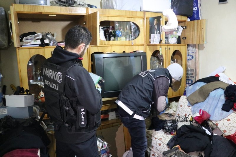 İzmir ve Denizli’de operasyon! Oğlunun sakladığı uyuşturucuyu polise teslim etti