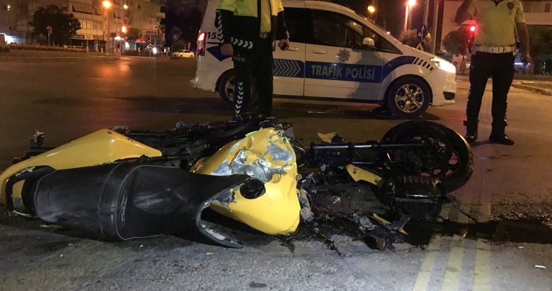 İzmir’de feci kaza: Motosiklet ikiye bölündü, 1’i ağır 2 yaralı