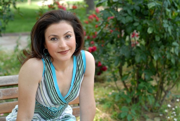 Ünlü oyuncu Yonca Cevher oğlunu evlendirdi!