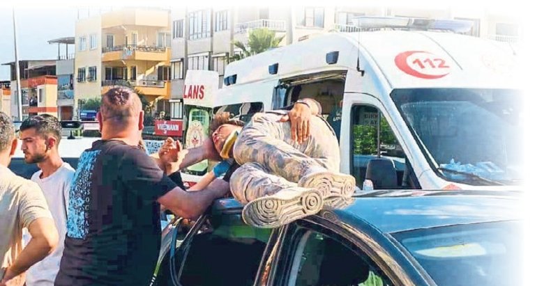 Aracın tavanında çaresizce bekledi