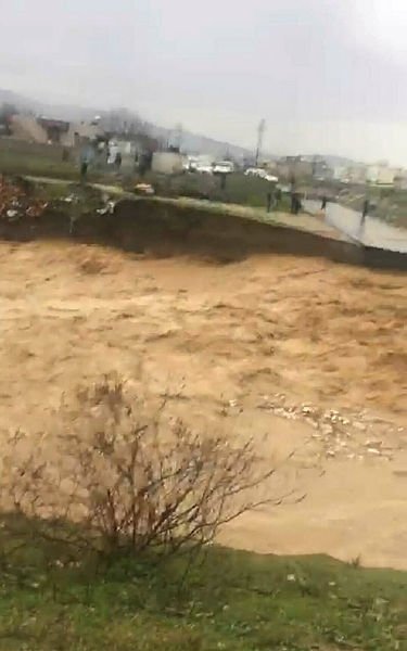 İzmir Torbalı’da yağmur nedeniyle taşan çay, köprüye zarar verdi