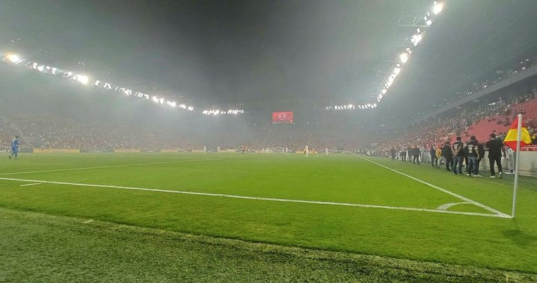 5 katlı binanın çatısında yangın çıktı; duman Süper Lig’de oynanan maçı da etkiledi