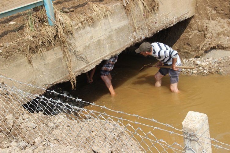 Aydın’ı sağanak vurdu! Mezarları söküp götürdü