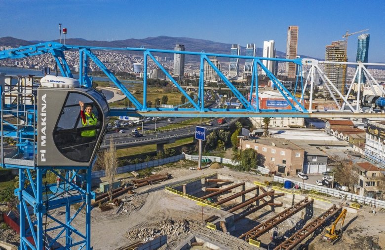 45 yaşında kule vinç ehliyeti alan kadın operatör, İzmir’deki yüksek binalara imzasını atıyor