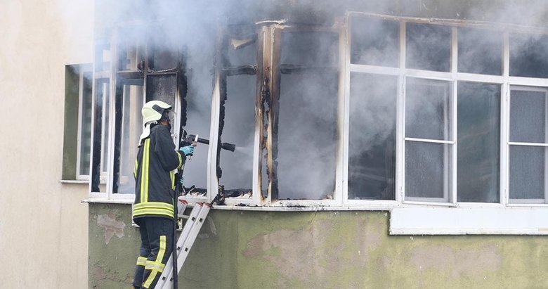 Manisa’da 3 katlı binada yangın çıktı