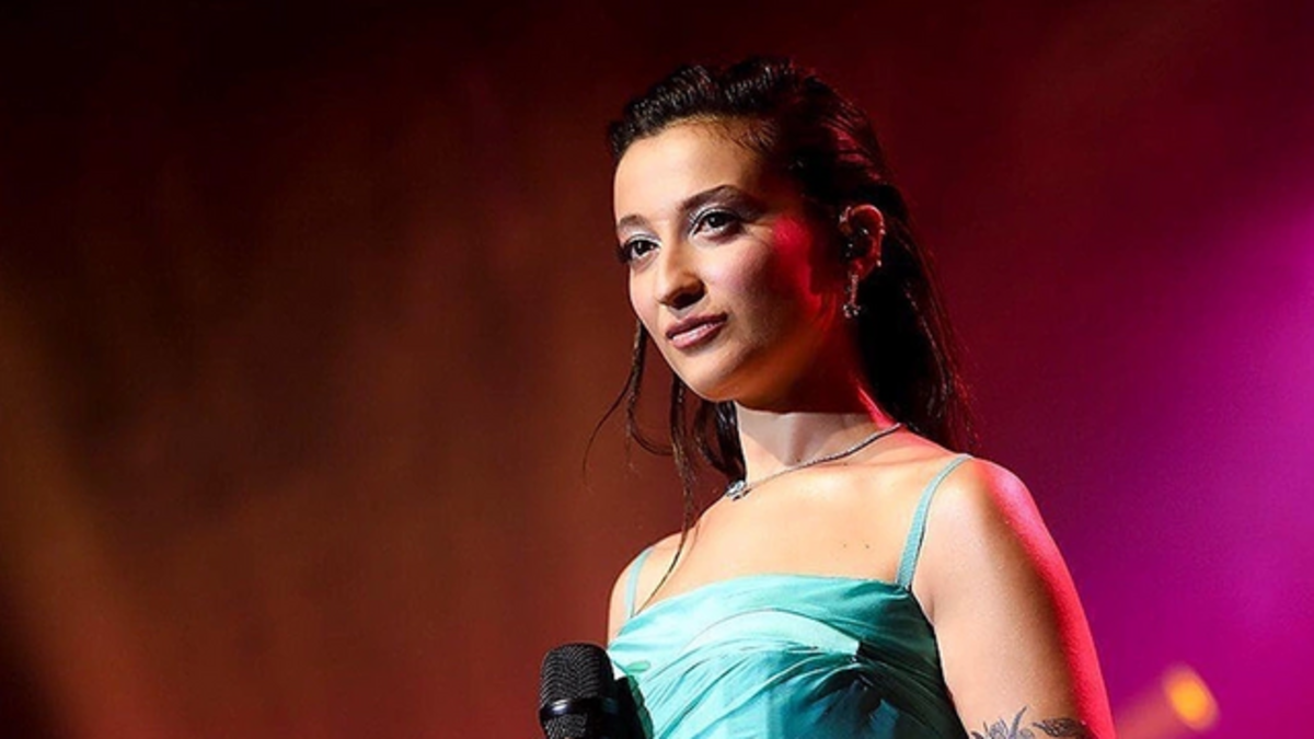 Karnı burnunda sahneye çıktı! Melike Şahin'in performansına tepki yağdı