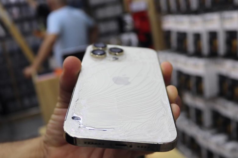 Kırılmaz ekran kırılacak mı diye telefonunu yerden yere vurdu! 90 bin liralık telefonu kazandı