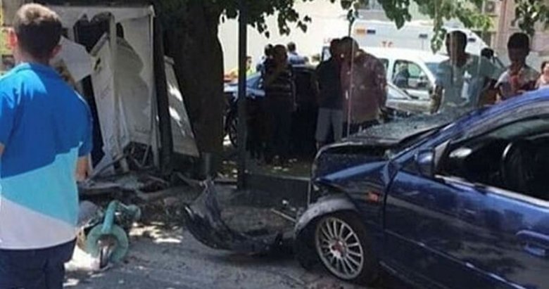İzmir’de otomobil, otobüs durağına daldı