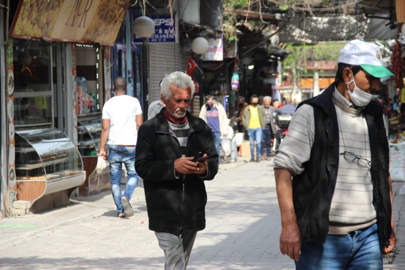 İzmir’de Anafartalar Caddesi ve Havra Sokağı kalabalıktan geçilmiyor