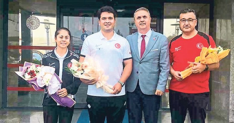 Şampiyon Emircan çiçeklerle karşılandı