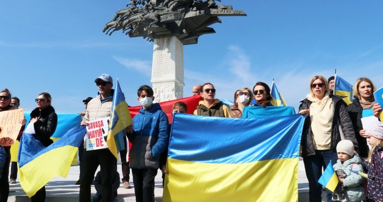 İzmir’de Ukraynalılardan ’savaşa hayır’ eylemi!