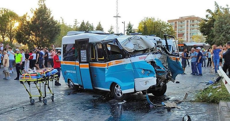 İzmir’deki feci kazada can pazarı! Dolmuş ve midibüs çarpıştı
