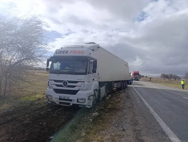 Afyon’da feci kaza! Araç hurdaya döndü