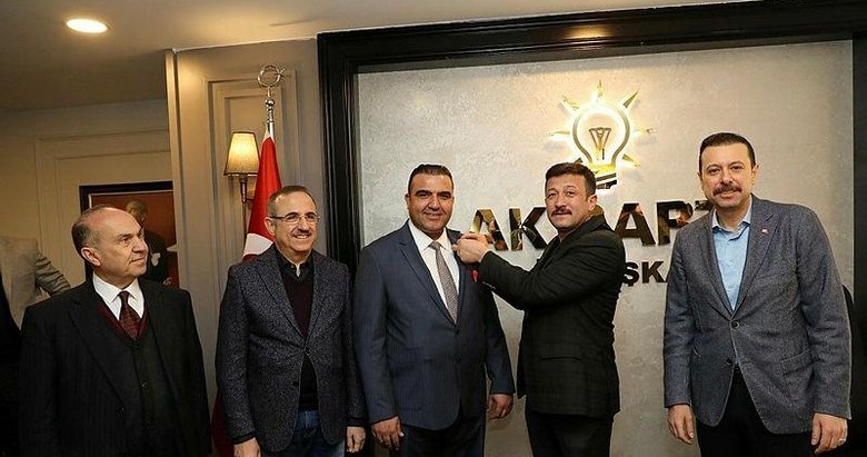 AK Parti İzmir’den oda başkanlarına rozet: “Güvenin tek adresinde birleşiyoruz”