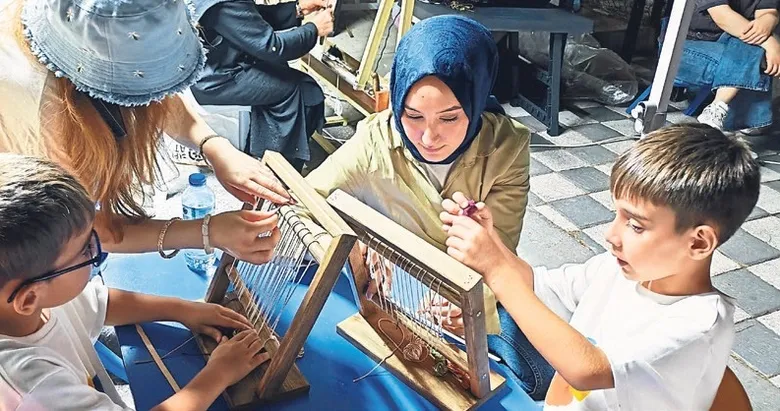 Kurtuluş Festivali’nde çocuklara ilmek ilmek halı dokuma eğitimi