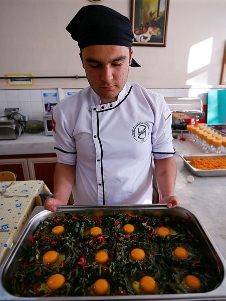 İzmir’de aşçılığın püf noktalarını öğrenip mezun olmadan iş teklifi alıyorlar