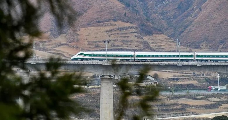 Dehşete düşüren feci kaza! Tren 13 işçiyi ezdi: 11 ölü