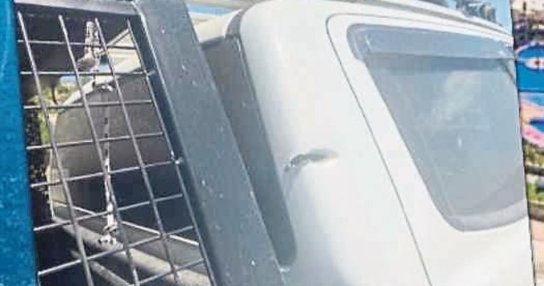 Silah ruhsatı için kendi aracını kurşunlamış