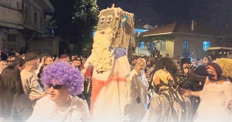 Deve şenliği renkli görüntülere sahne oldu