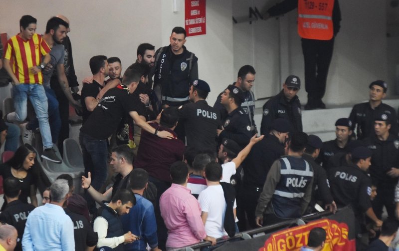 İzmir’de Göztepe-Karşıyaka derbisinde olay çıktı