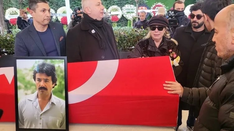 Ferdi Tayfur’un cenazesindeki yaşanan olayları Necla Nazır anlattı: Bilerek linç ettirmeye çalışıyorlar kızımı