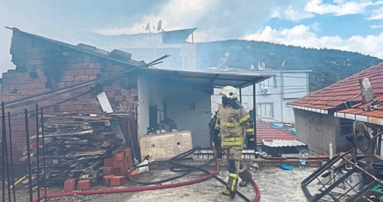 Kemalpaşa’da çıkan yangında bir ev kullanılamaz hale geldi