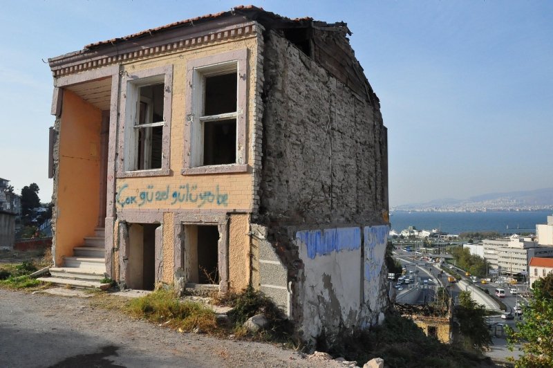 İzmirde tarihi binaları yaÄmaladılar