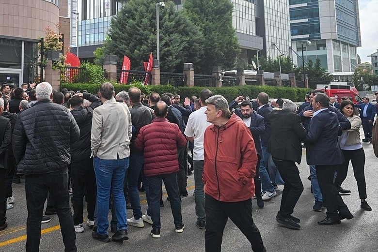 son-dakika-chp-genel-merkezi-onunde-tahliye-gerginligi-1779610496034.jpeg