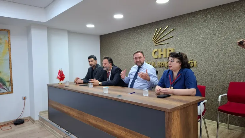 izmirde-chp-ile-yeni-parti-arasinda-cep-telefonu-kavgasi-yargi-yolu-gorundu-1788192879270.png