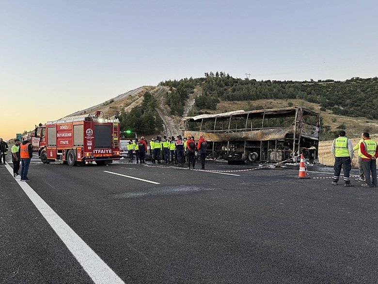 son-dakika-denizlide-korkunc-kaza-yolcu-otobusu-bariyerlere-carparak-yandi-olu-ve-yaralilar-var-1780205441397.jpeg