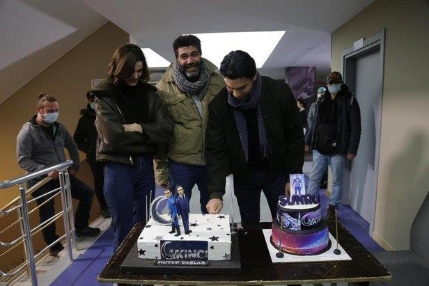 Akıncı dizisinin yıldızı Şükrü Özyıldız’a dizi setinde doğum günü sürprizi