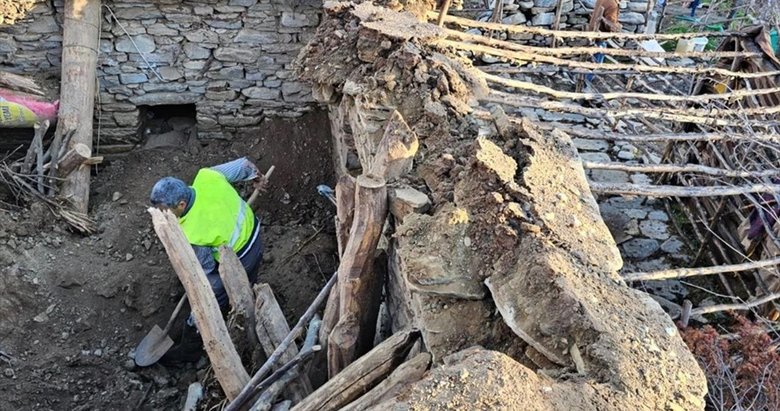 Uşak’ta çatısı çöken ağıldaki 3 koyun öldü