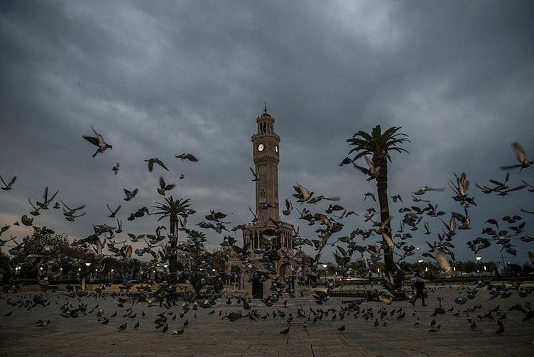 İzmir güne böyle uyandı! Tarihi Saat Kulesi’nde görsel şölen