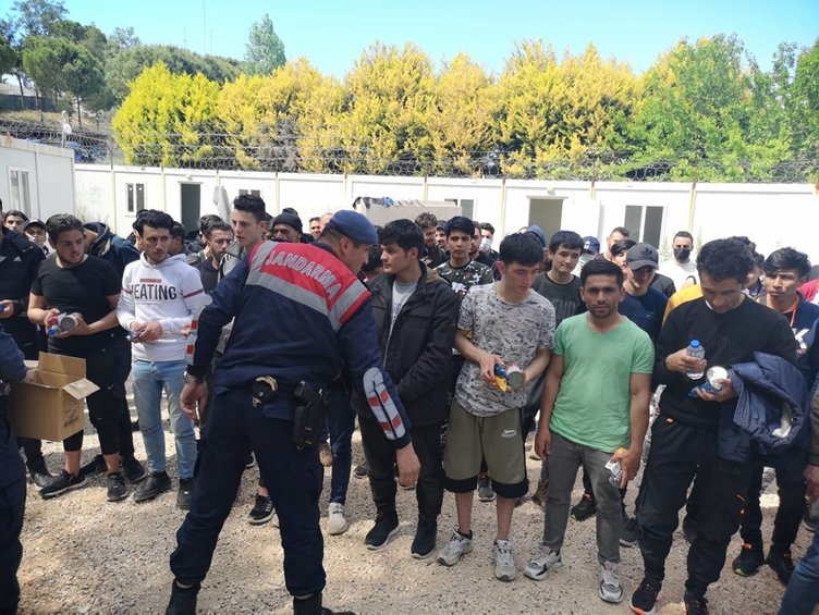 İzmir’de 118 göçmen İHA ile tespit edilip yakalandı! Organizatörlerin suç listesi kabarık