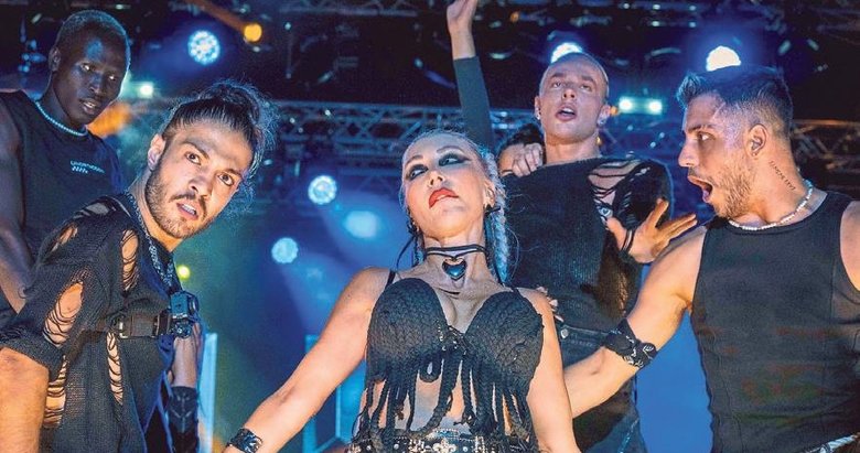 Hande Yener’den İzmir Fuarı’nda unutulmaz konser