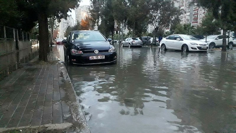 İzmir’i sel ve fırtına vurdu! Caddeleri su bastı