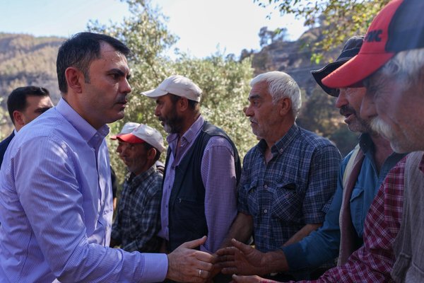 bakan-kurum-izmirde-yanginda-zarar-goren-koyleri-ziyaret-etti-1751792606715.jpg