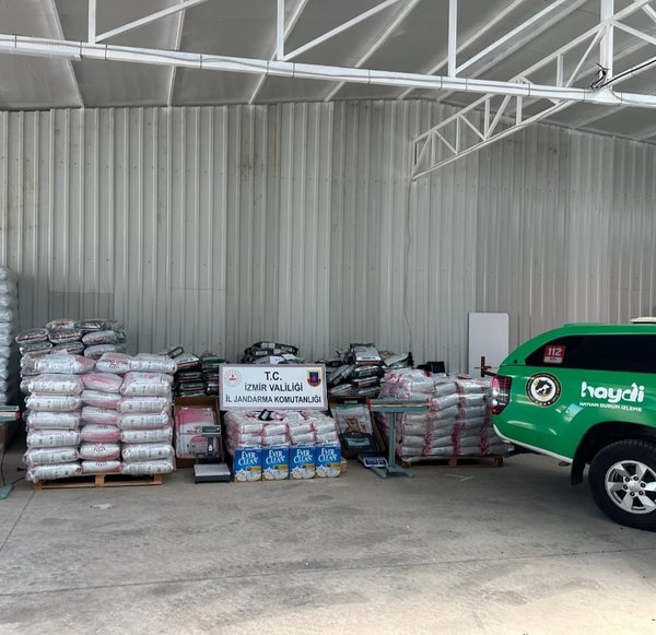 izmirde-milyonluk-sahte-mama-operasyonu-tonlarcasi-ele-gecirildi-1746777030529.jpg
