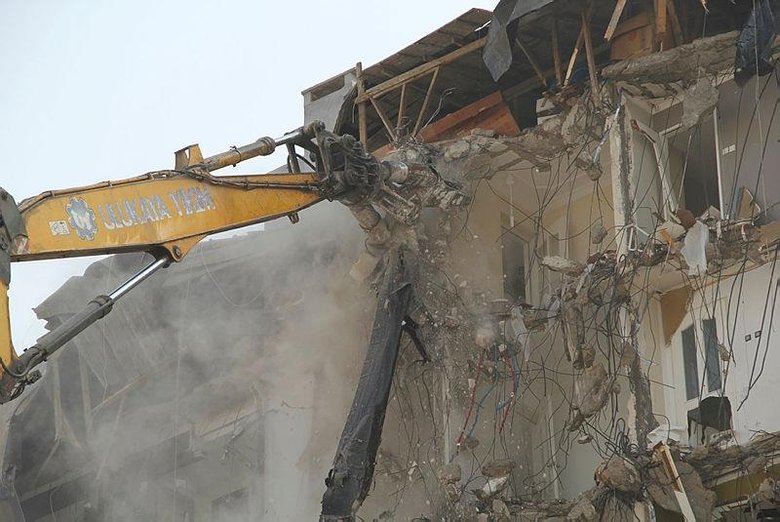 İzmir depreminin ardından ağır hasarlı binalardan 58’inin yıkımı tamamlandı