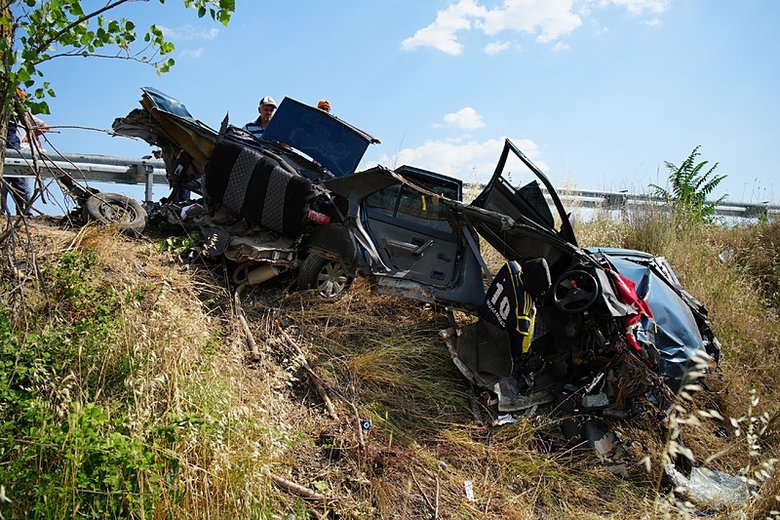 Edirne’de ağaca çarpan otomobildeki 5 kişi öldü
