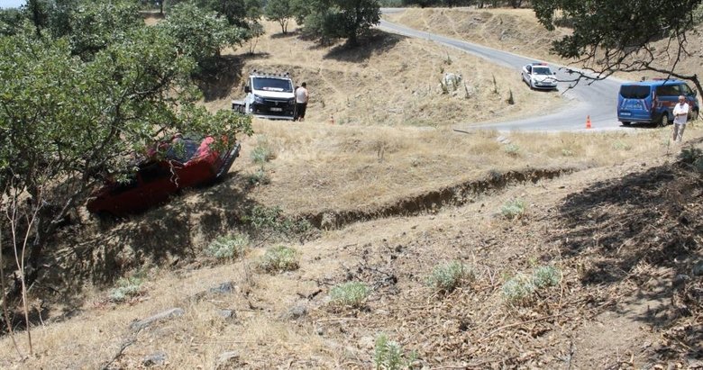 Otomobil yoldan çıkıp ağaca çarptı: 3 yaralı