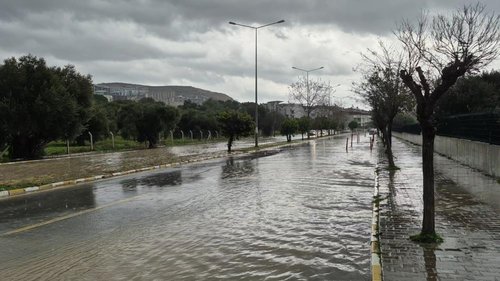 Kuşadası yağışa teslim: Araçlar sele kapıldı