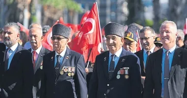 İzmirliler kahraman gazilerle yürüdü